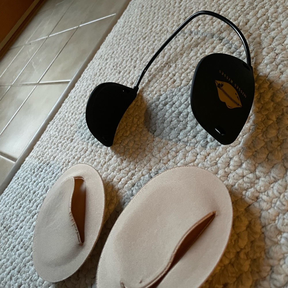 Misses Kisses Moderate Plunge Backless Strapless Bra with Beige Pads